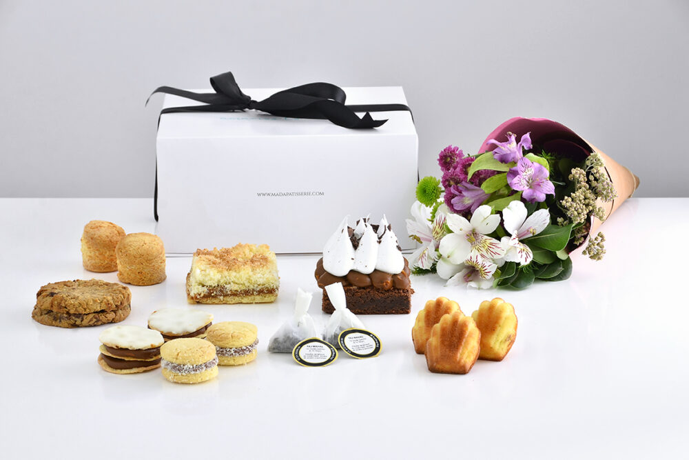 Desayuno/Merienda clasica con ramo de flores